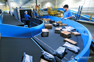 推進全區日用品貿易高質量發展，扎實落實“六穩”“六保”任務